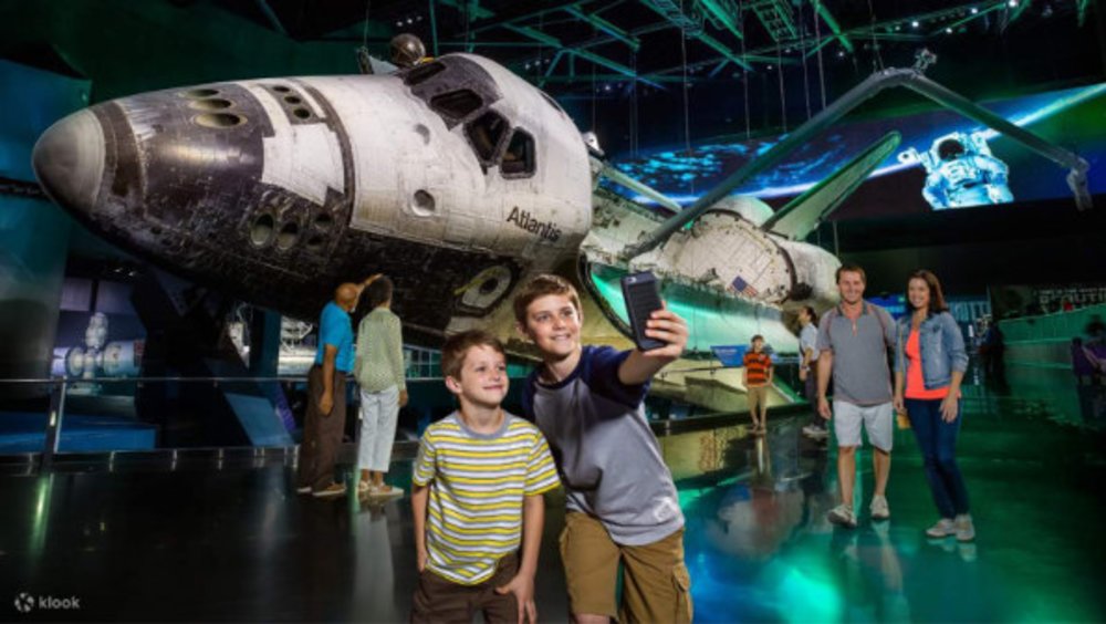 You can take commemorative photos with the Space Shuttle Atlantis