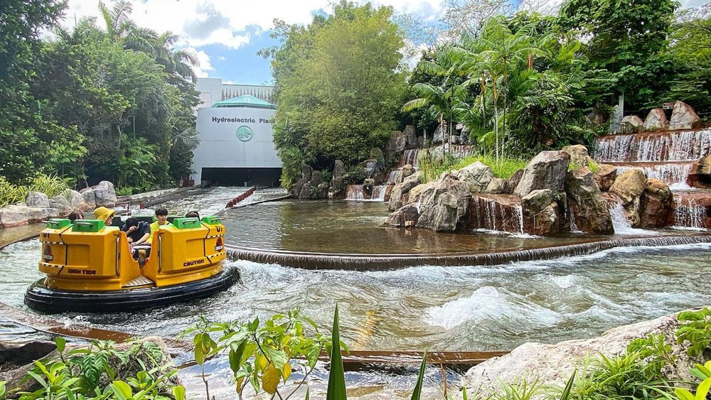 Venture into Jurassic Park aboard this whitewater rafting adventure. Credits: @jetcoasterotoko