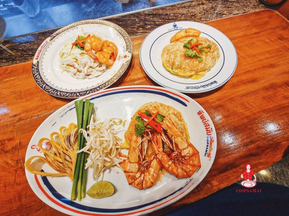pad thai in plate