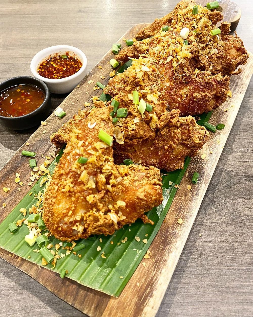 Fried chicken with dip sauce in the side
