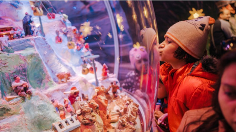 At the end of the journey, you can pose with the giant snow globe, as if to say: we’ve made it!