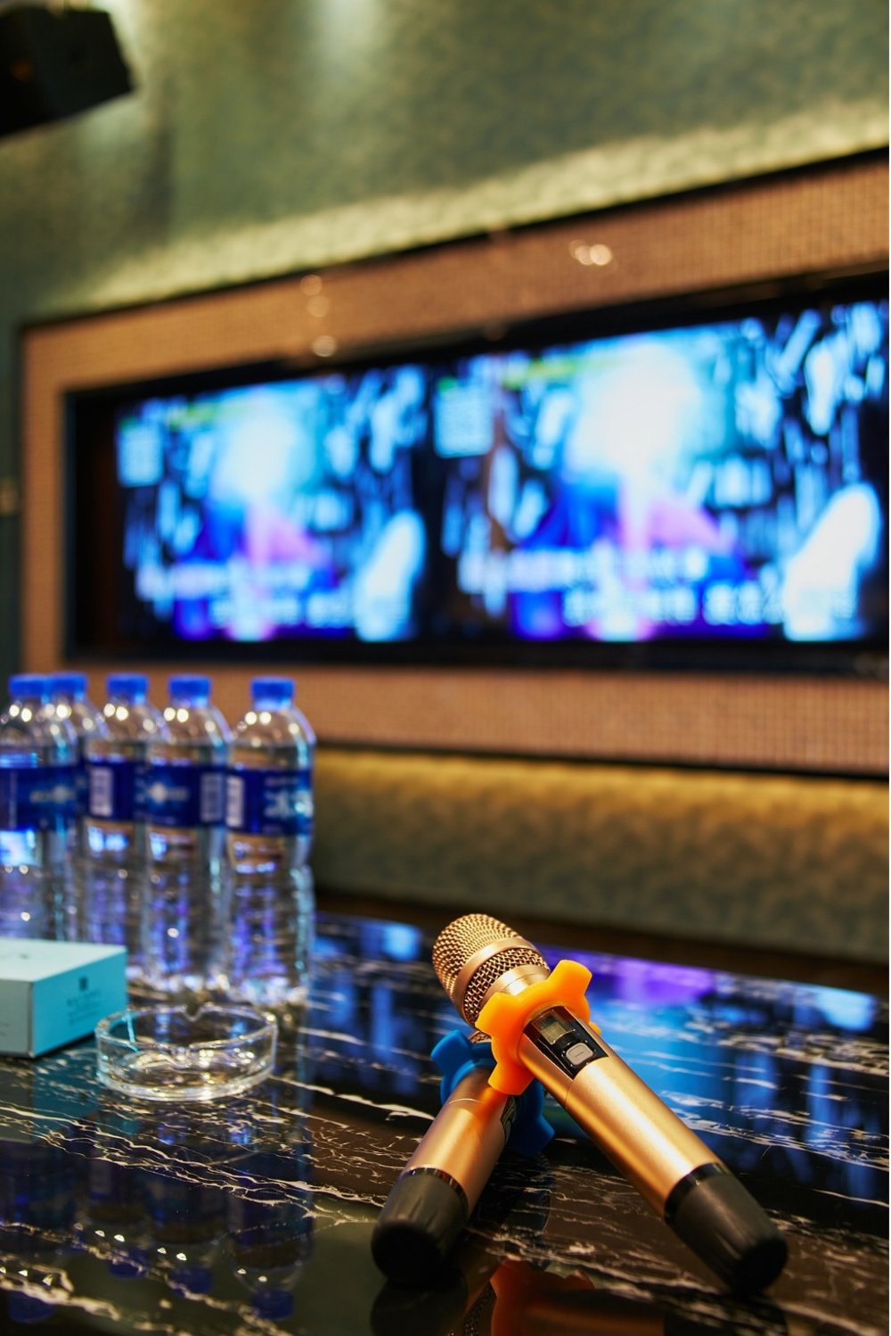 Microphone in the table