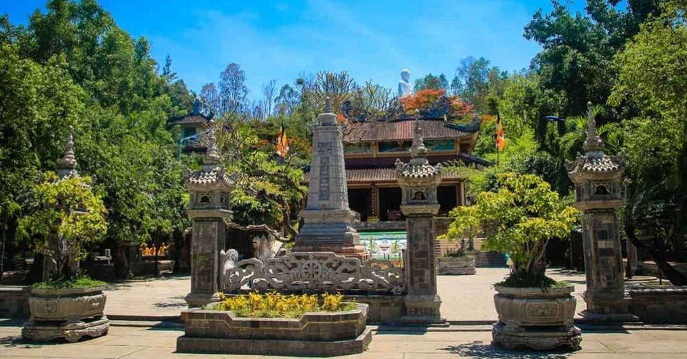 duong-di-chua-long-son-nha-trang