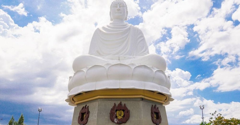 kinh-nghiem-di-chua-long-son-nha-trang