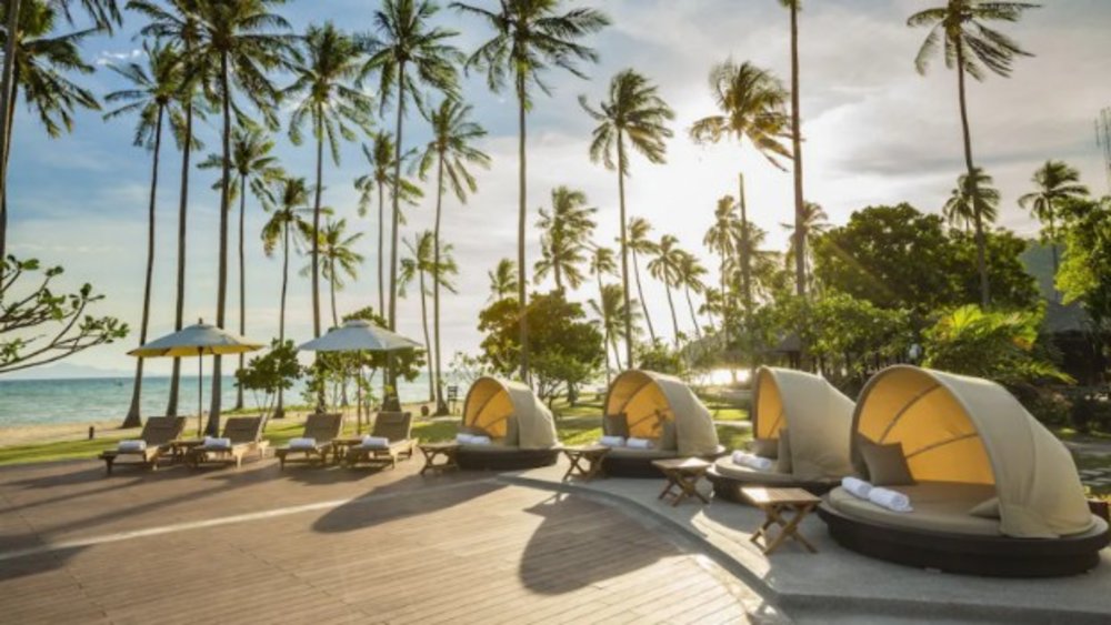 Catch a perfect view of the sea from the hotel’s sophisticated lounging area