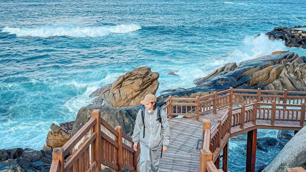 Here’s another place tick off your travel list: the Jumunjin Breakwater in Gangneum! Image credits: @digdig_activity on Instagram]