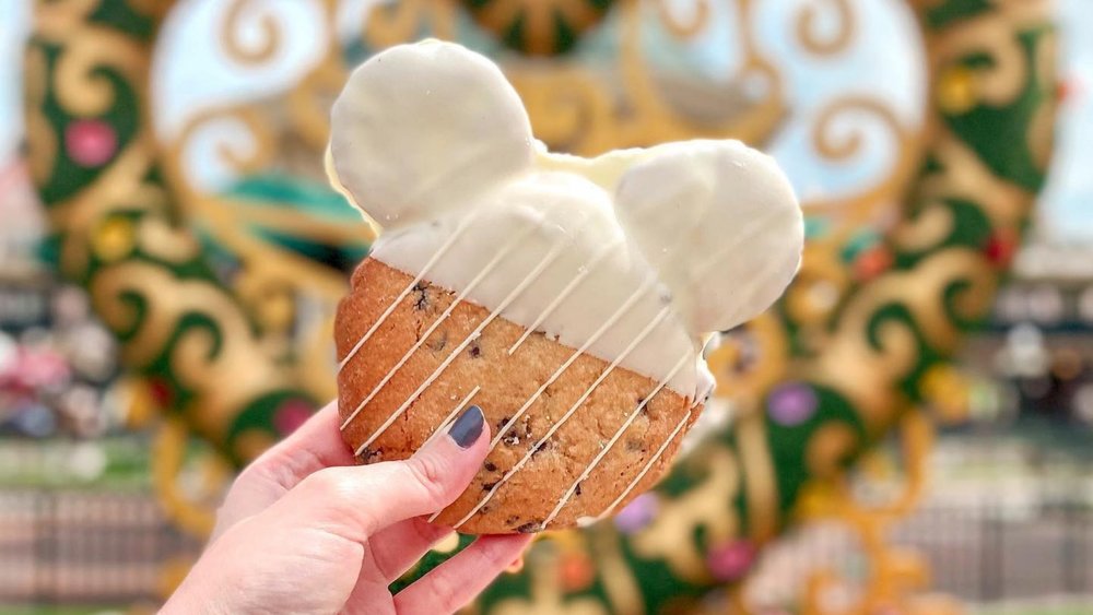 Who could resist such a cute cookie? Credits: @kats_disneylife on Instagram