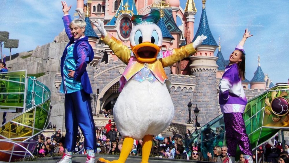 Dance along to exciting new day and night entertainment made for the 30th-anniversary celebrations! Credits: @simba_in_dlp on Instagram