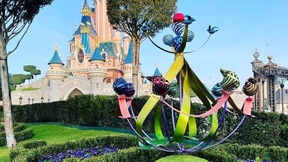 Wondrous sculptures along Central Plaza add flair to the 30th Anniversary decorations, Credits: @stacedoesdisney on Instagram
