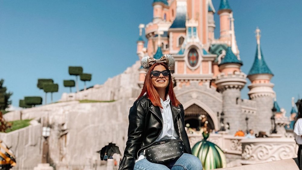 Awali kunjunganmu dengan berfoto di depan Sleeping Beauty Castle. Credit: dimitra_zisi