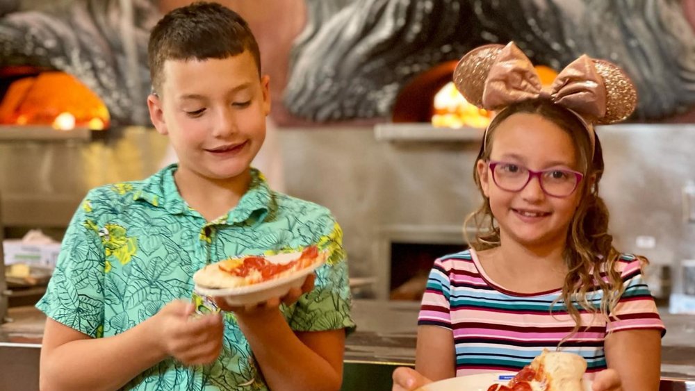 The wood-fired pizzas here are a hit among parkgoers! Credits: @nick.cepeda on Instagram