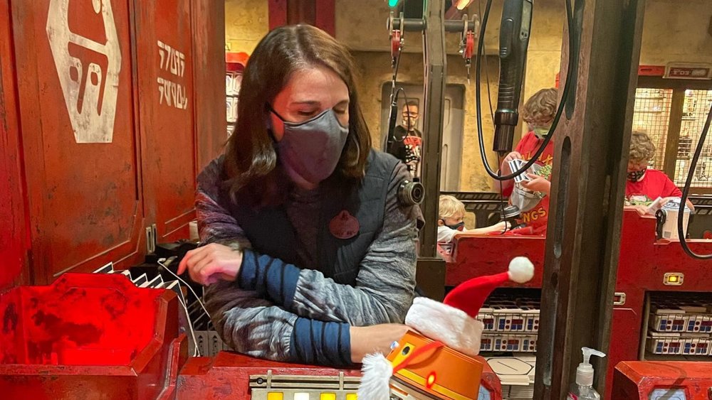 After building your own droid, you can embark on space adventures with your new companion! Credits: @galaxysedgeexplorers on Instagram