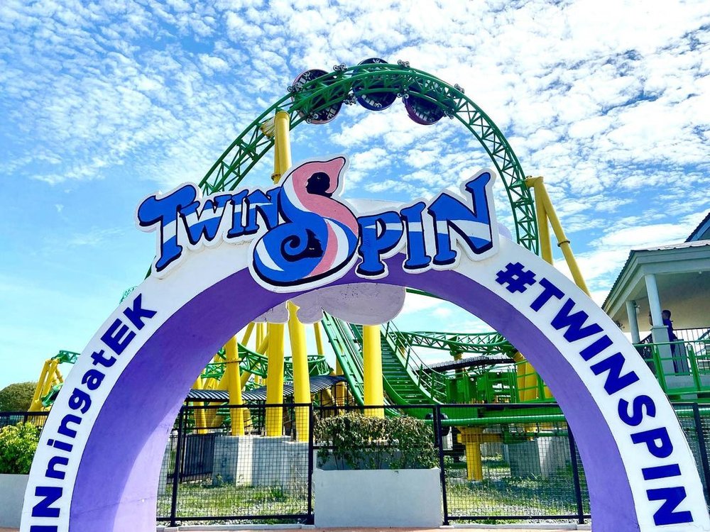 twin and spin rides in theme park