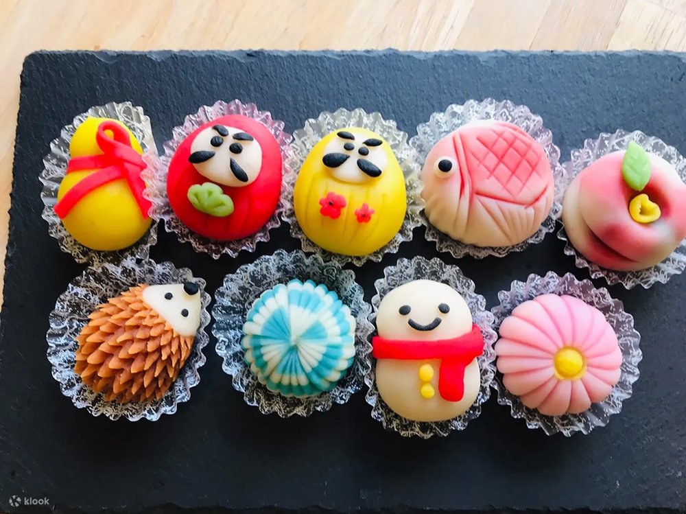 まち家カフェSacayで和菓子作りカラフルな和菓子が並ぶ