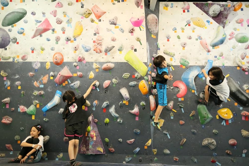 ボルダリングジムrocaにいる子供たち
