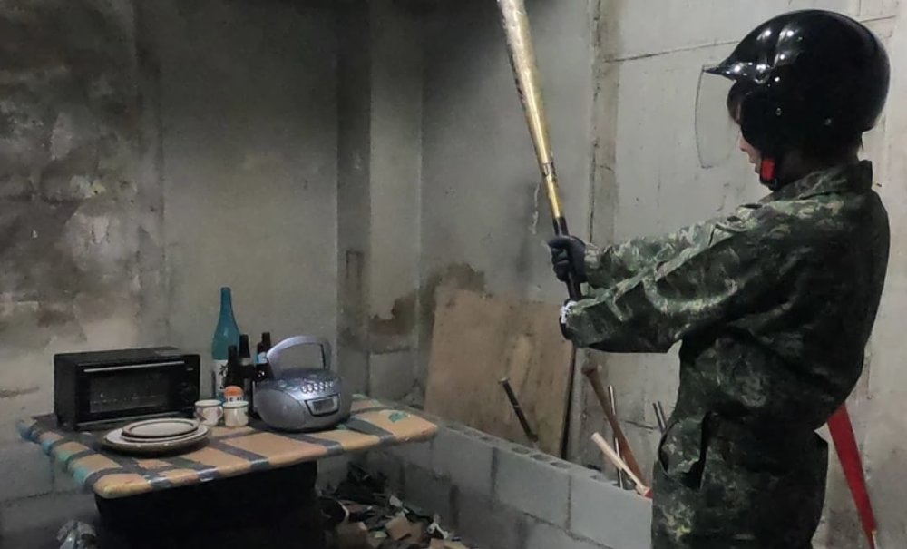 ストレス発散ものぶっ壊し体験をする女性