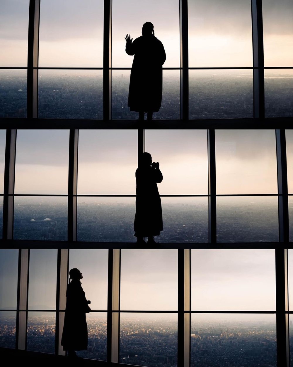 ハルカス300の前に立つ女性