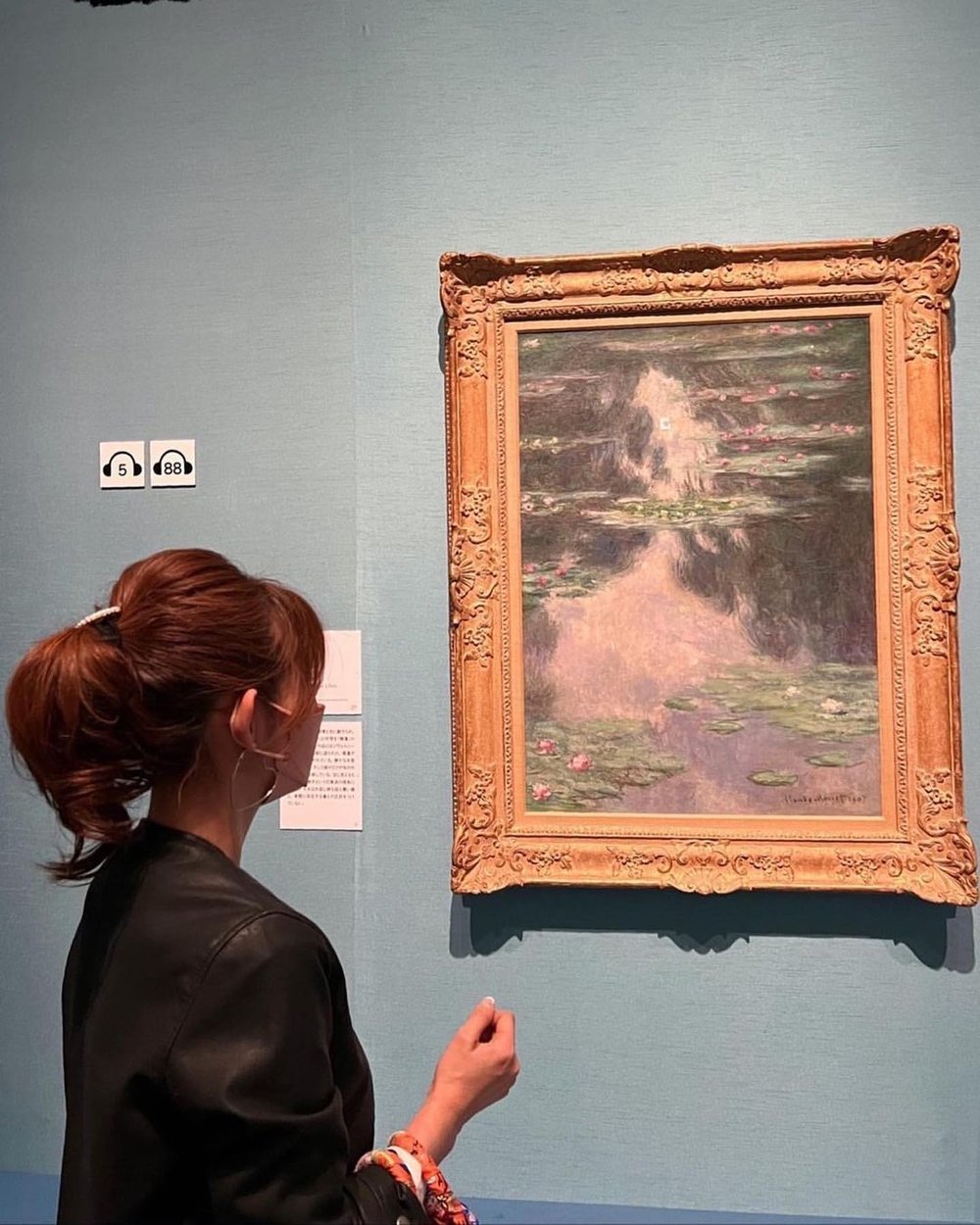 あべのハルカス美術館の作品の前に立つ女性