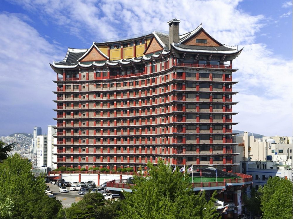 building of commodore hotel