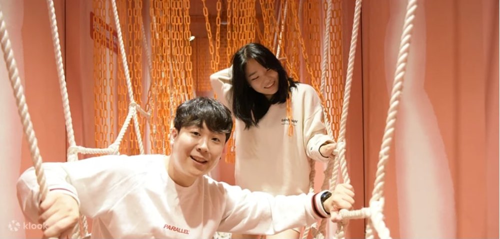 Couple posing in a bridge made of ropes