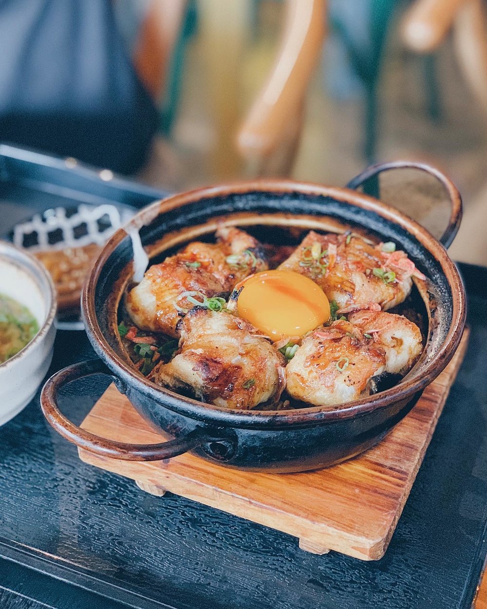 店內的其中一款的招牌煲仔飯,鹽燒白鱔煲仔飯有大大嚿厚身的白鱔,皮脆肉滑,配上日本雞蛋,極為吸引。(Instagram @eatnaeatna)