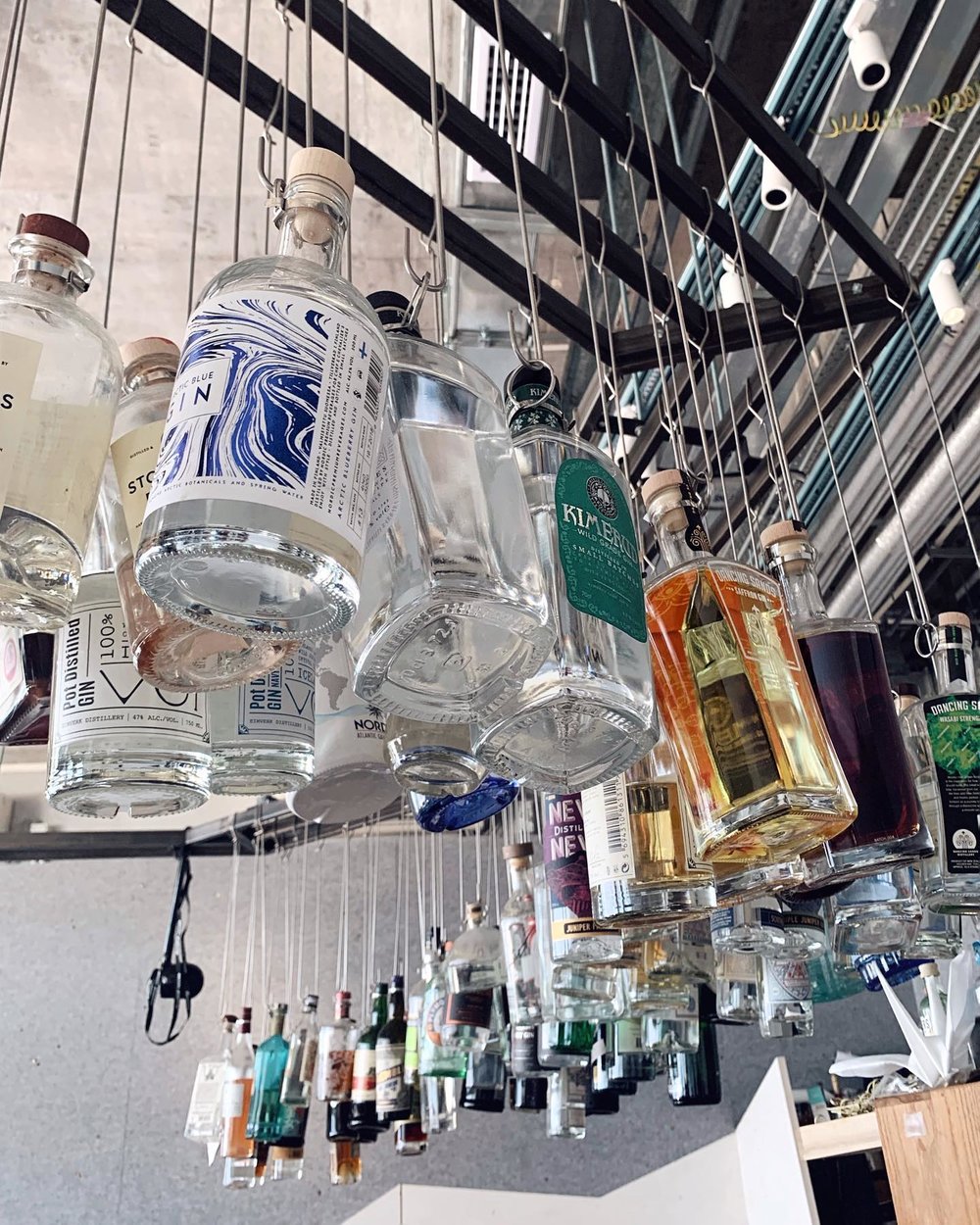 到了夜晚，唞唞就會搖身一變成為酒吧。(Instagram @girl.blushy)