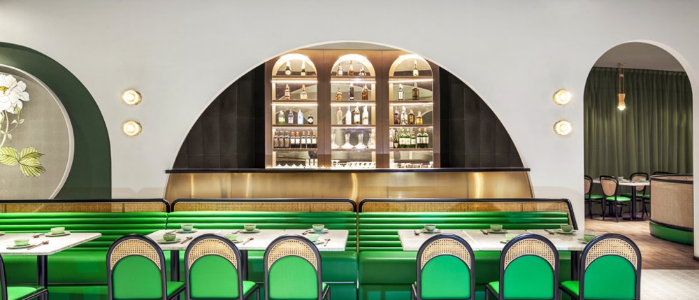 位於戲曲中心的滿樂中菜，以清雅的中式園林為裝潢主題，配以特製的藤椅，讓客人猶如坐在亭園中用餐般愜意。