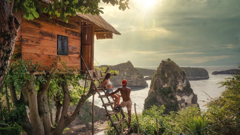 Get a breathtaking view of the entire island from the Rumah Pohon Tree House. 