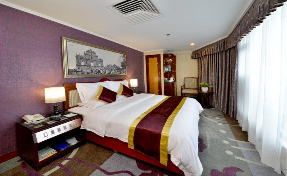 Bedroom with queen size bed