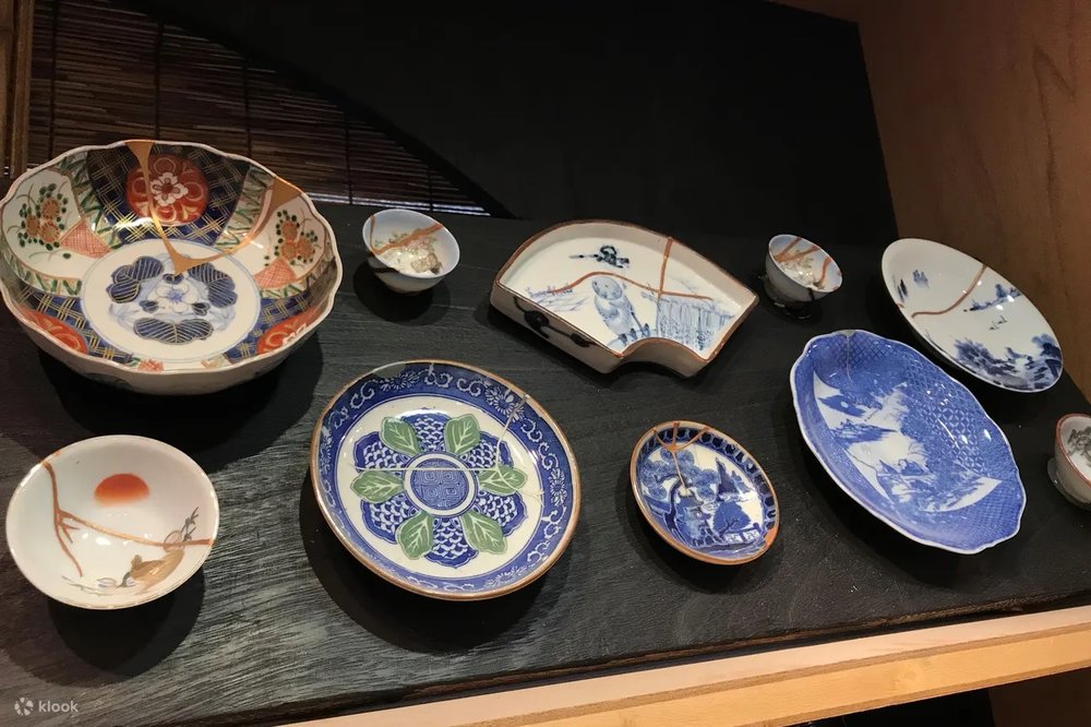 金継ぎされたたくさんのお皿が飾ってある