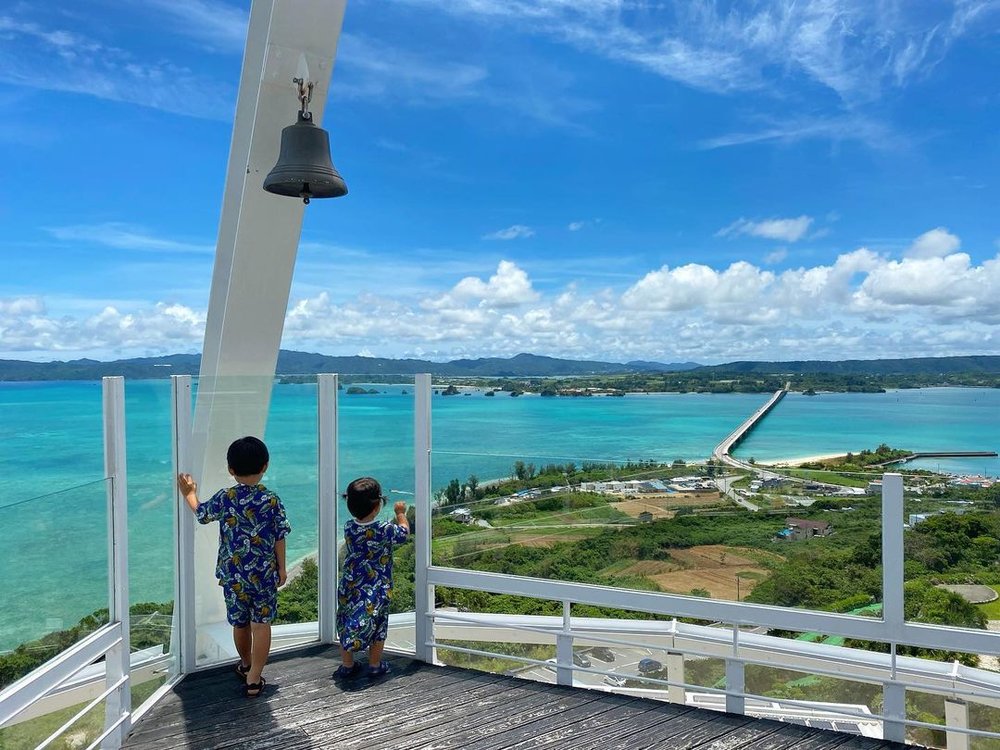 古宇利オーシャンタワーと子供たち