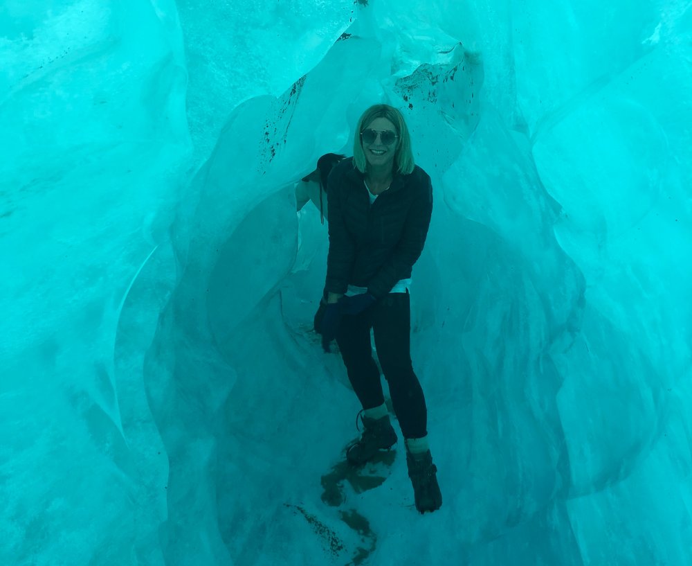 塔斯曼冰川直升機登山健行之旅 在冰洞內探索，感受神奇的冰川藍光。