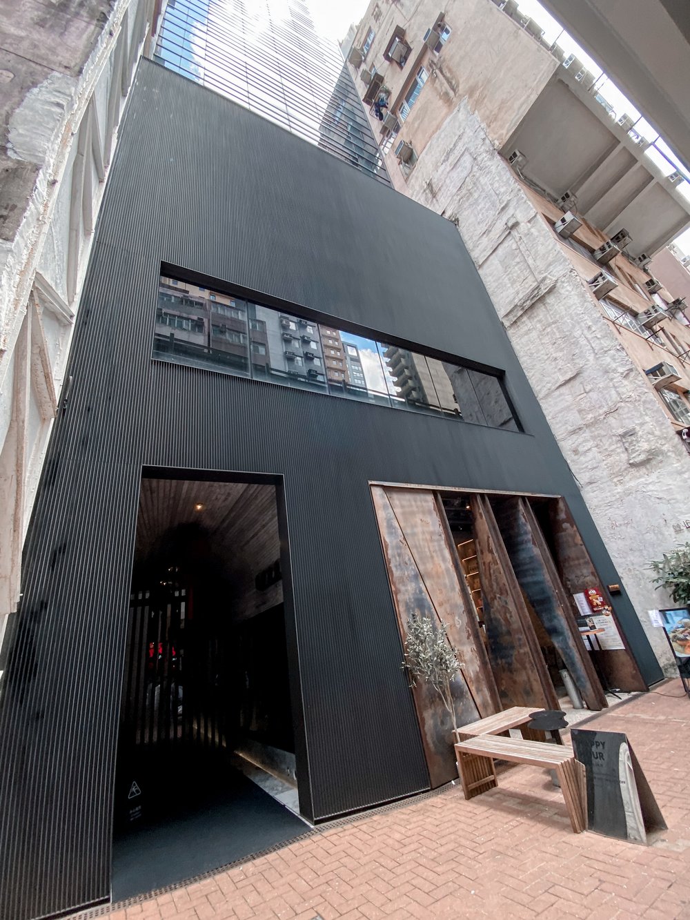 TUVE Hotel 的酒店外圍極低調,深色外牆非常型格。