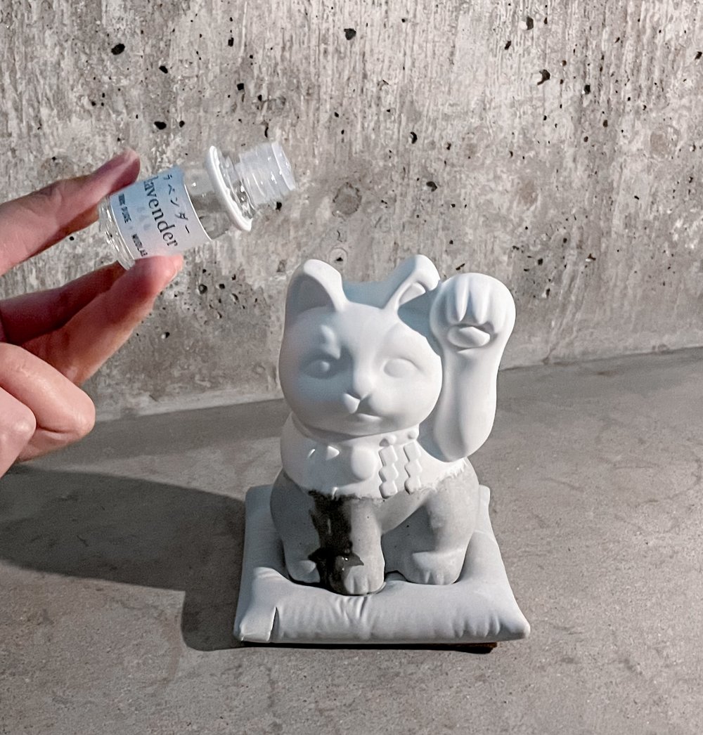 TUVE hotel 將精油滴入擴香石,隨即香氣佈滿房間。 mudlab