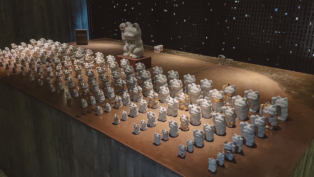 tuve hotel MudLab Checkin 枱上遍佈大大小小的水泥招財貓!