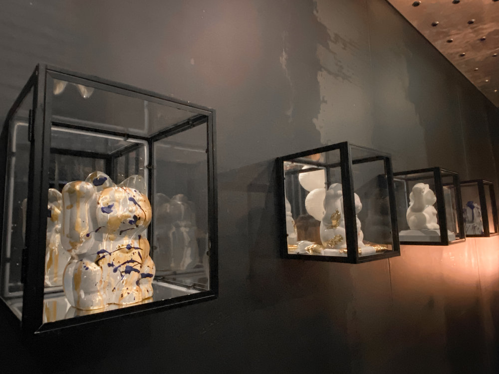 tuve hotel Klook staycation 展示櫃由香水換上水泥招財貓!