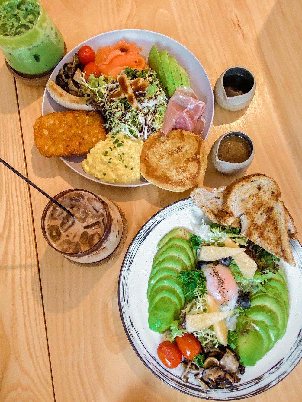 tuve hotel Klook staycation BINARY 天后 CAFE 全日早餐(上)牛油果配和風麻油溫泉蛋(下)