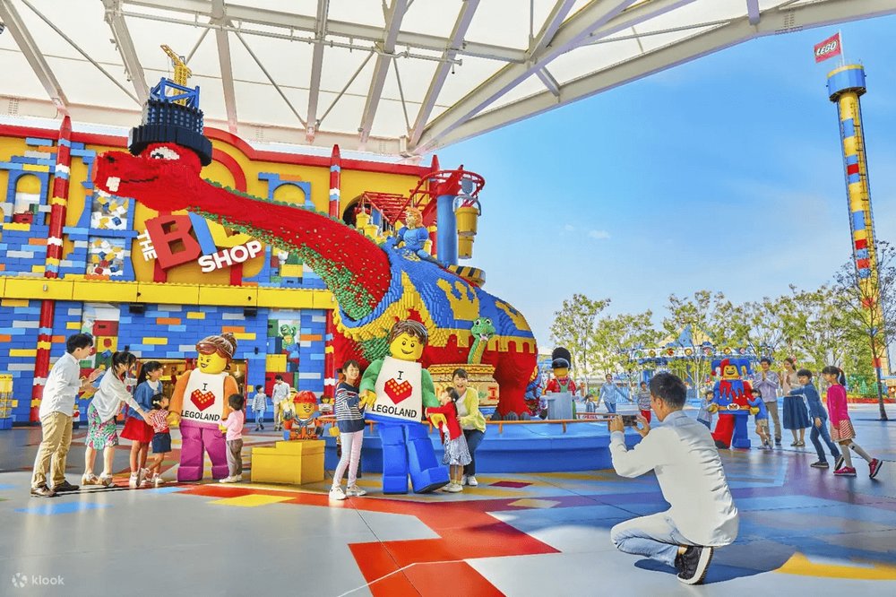 44688 レゴランドジャパンの前で写真を撮る家族