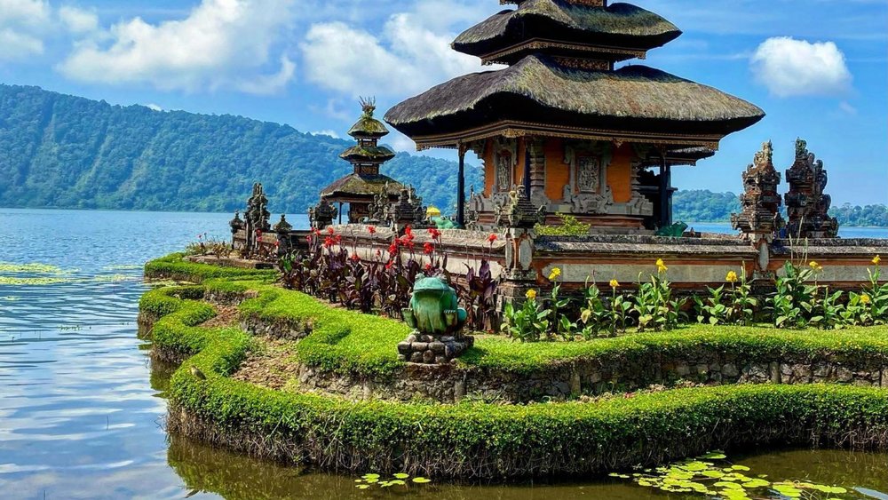 Visit one of the most stunning and breeziest parts of Bali at Ulun Danu Temple.  Credits: @2the.er on Instagram