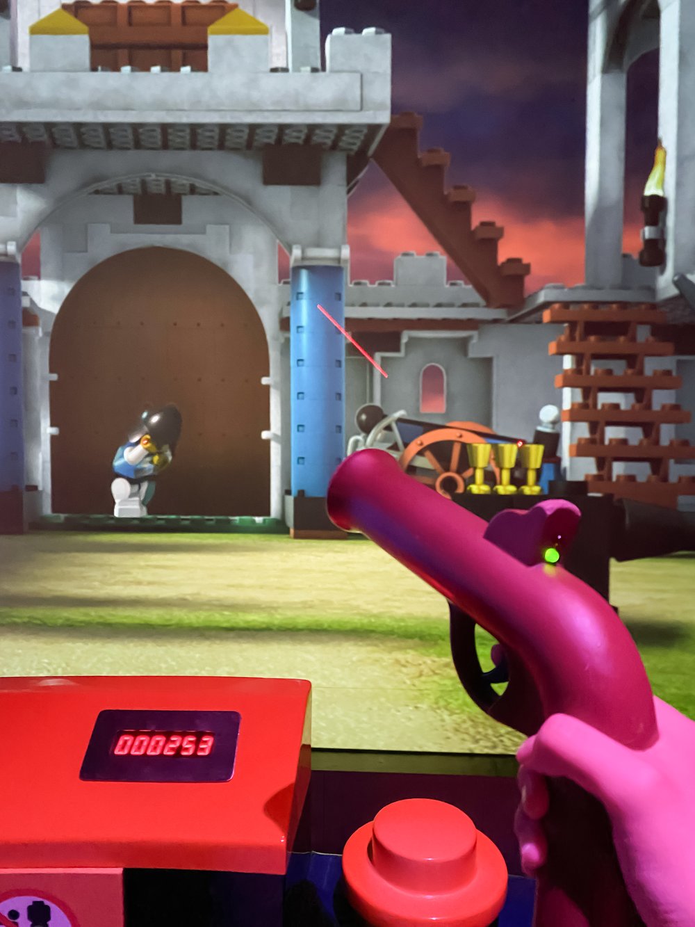 LEGOLAND 大家可以使用鐳射槍瞄準怪獸魔鬼，相當刺激。