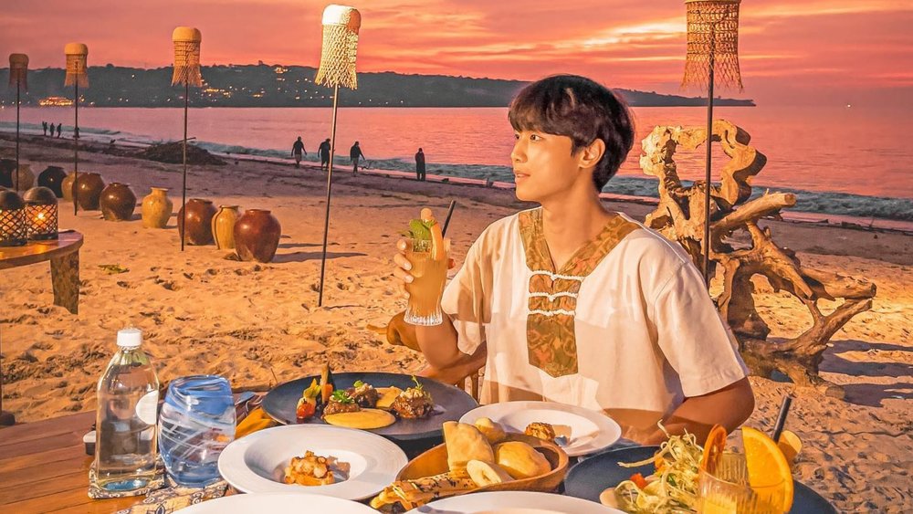 Enjoy a delicious seafood feast while watching the glorious Bali sunset. Credits: @uiland.kr on Instagram