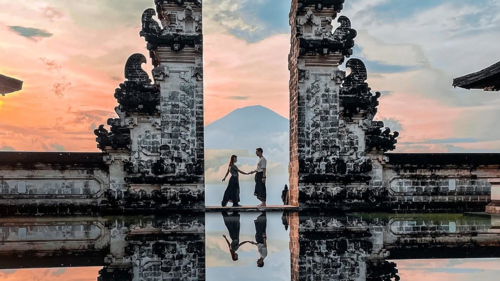 Visitors patiently wait for their turn to snap this iconic photo at the “Gates of Heaven.”  Image credits: @anna_skif on Instagram