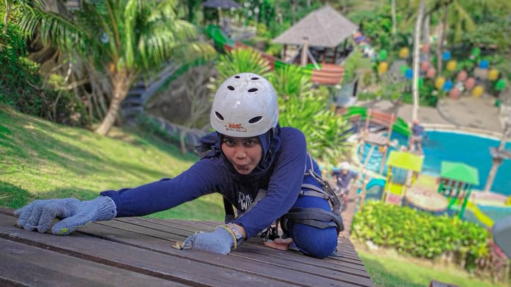 Besides slides, there are also obstacle courses like tightrope walking at the park. Credit: keramaspark_official