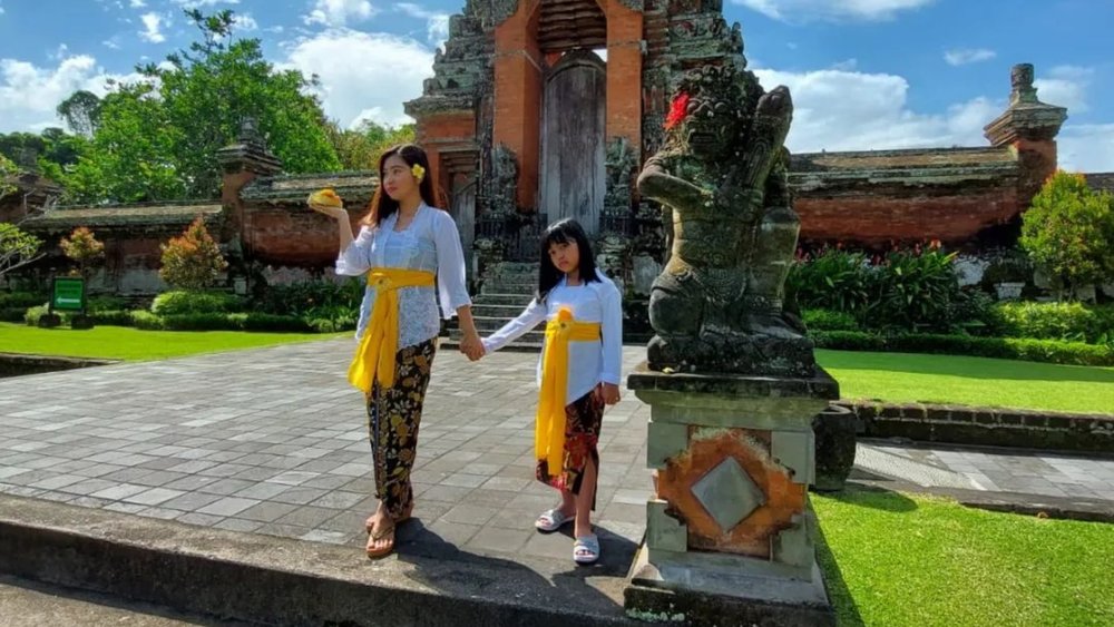 Go sightseeing with your siblings.  Image credits: @tourguidebali_murah on Instagram