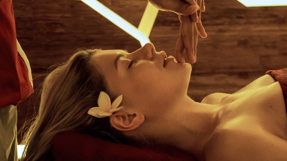 Relieve yourself from congestion and headaches with Sundari’s face massage. Credits: @sundari.day.spa