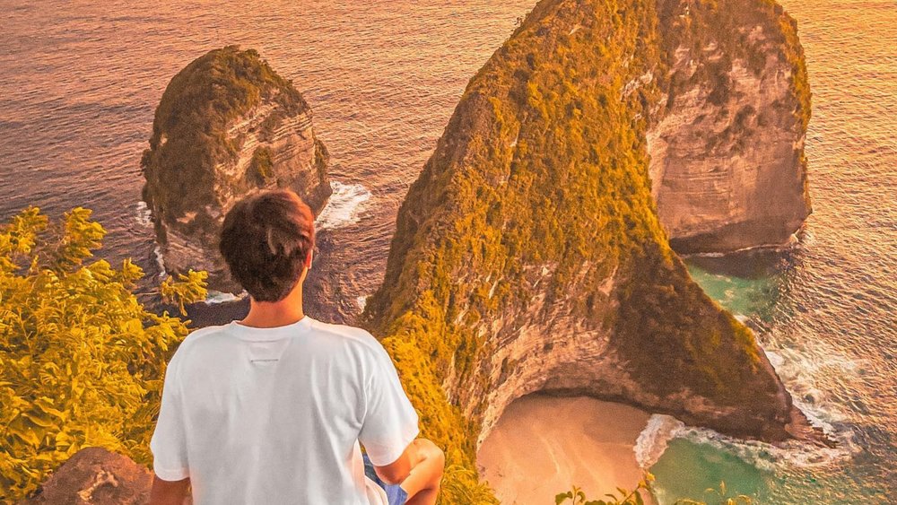 Catch a glimpse of Nusa Penida’s famed T-Rex-shaped ridge at Kelingking Beach. Credits: @uiland.kr on Instagram