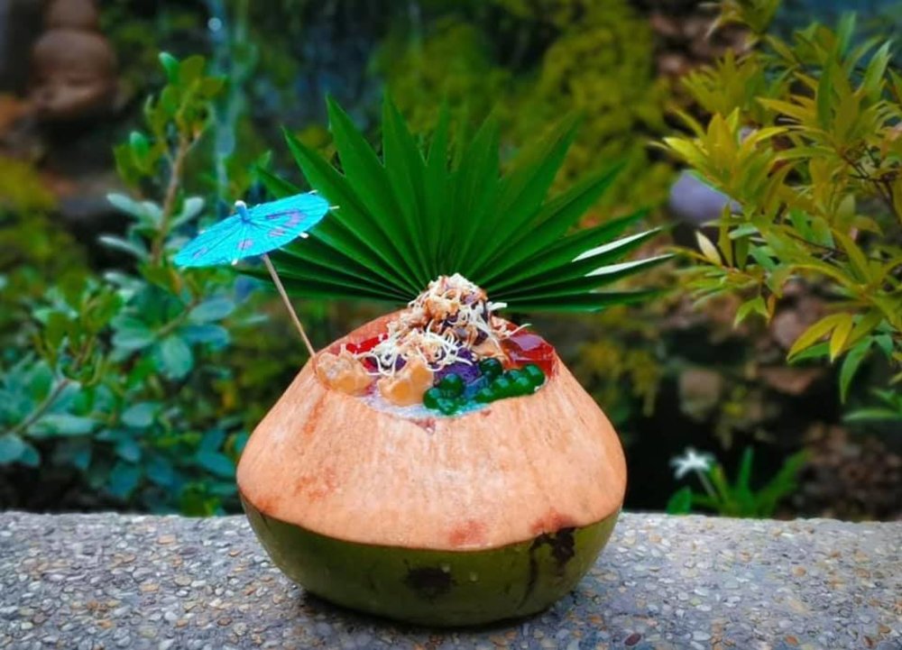 Halo-halo in a buko