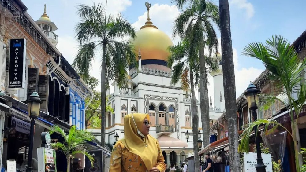 Masjid Sultan and its surrounding establishments are a testament to Singapore’s diversity.  Credits: @ephieyani on Instagram