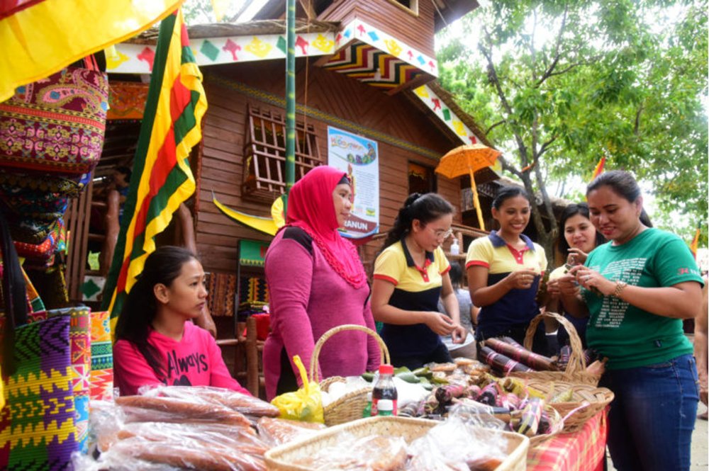 People buying traditional bags and delicacies