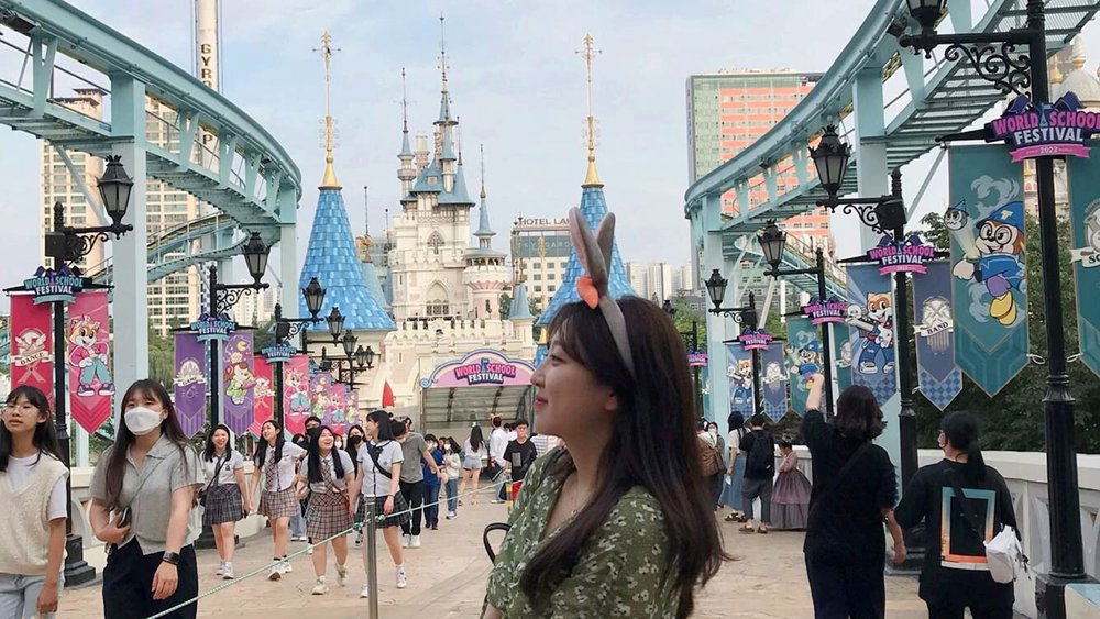 Magic Island is Lotte World’s outdoor area with BIG attractions! Credits: @seo.__.wwon on Instagram